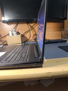 Rozchodząca się obudowa Lenovo IdeaPad 110-15ISK przy wyłamanym zawiasie przed naprawą