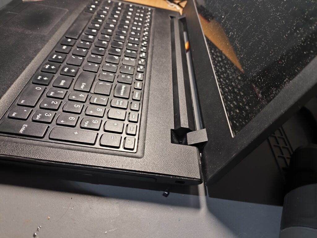 Obudowa przy zawiasie Lenovo IdeaPad 110-15ISK po naprawie
