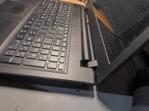 Obudowa przy zawiasie Lenovo IdeaPad 110-15ISK po naprawie